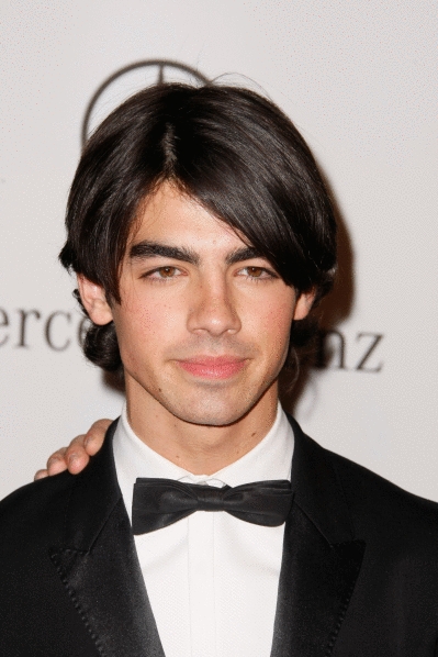 aiwirepix250389-joe-jonas-tux.jpg