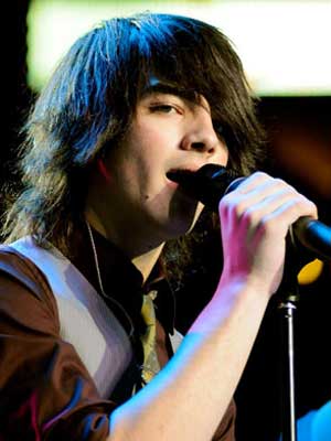 profile_joe_jonas_300x400.jpg